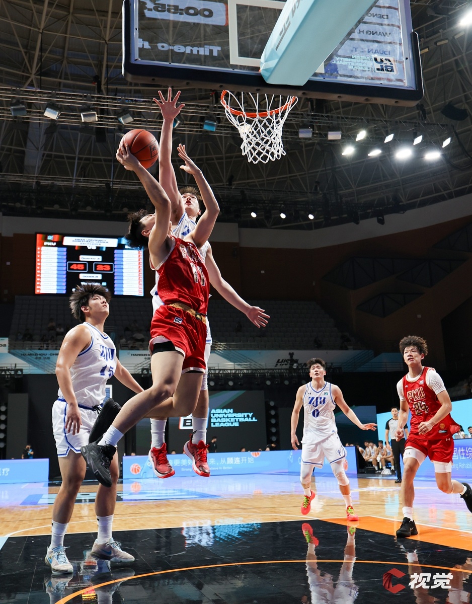 包含观众们倾心热血，运动员势如破竹，篮球比赛精彩绝伦的词条