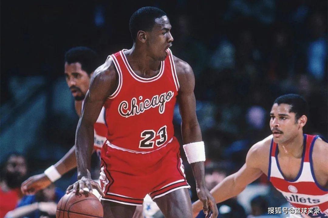 包含雄鹿队新秀乔丹-诺尔持续进步表现出色的词条