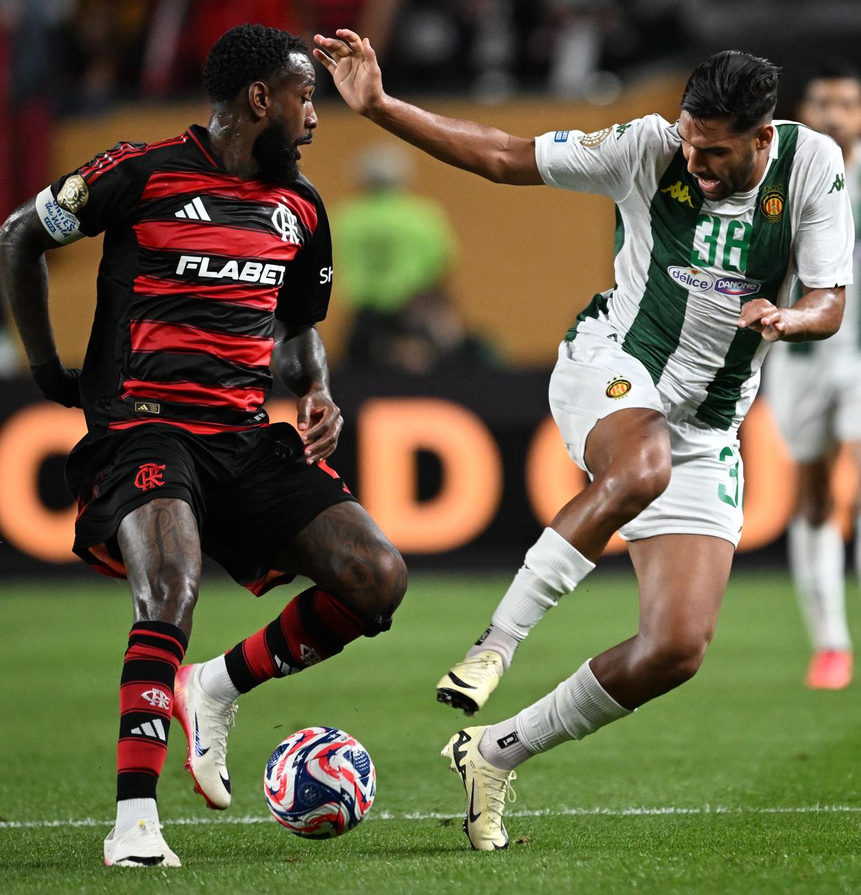 关于世界级足球赛事迎来新一轮对决，球队实力搏杀无悔的信息