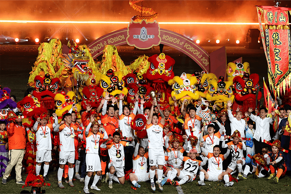 激烈角逐中，亚洲足球赛事现场气氛热烈的简单介绍